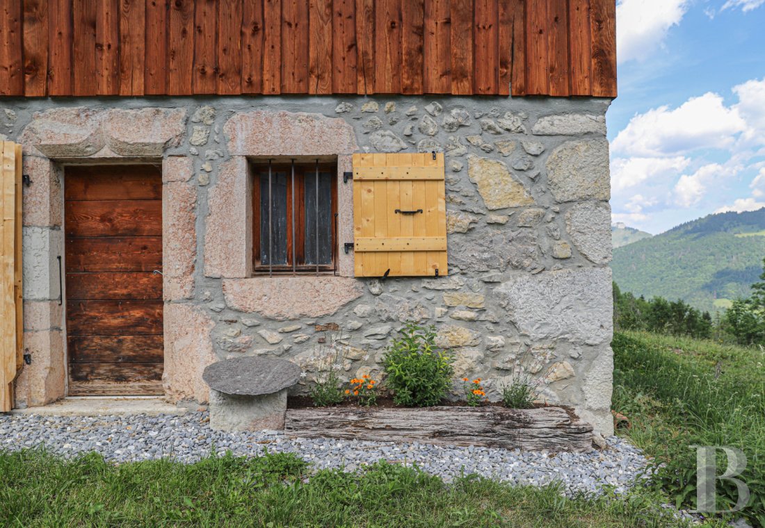 En Haute-Savoie, non loin de Morzine, une grange chalet traditionnelle en plein alpage - photo  n°38